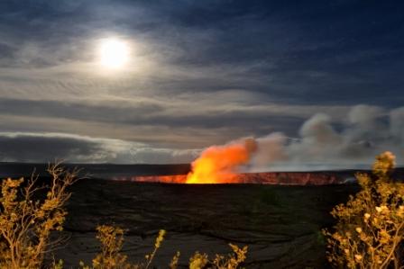 Séjour à Hawaii vision époustouflante du cratère volcanique en activité lors du circuit routedhawaii.com