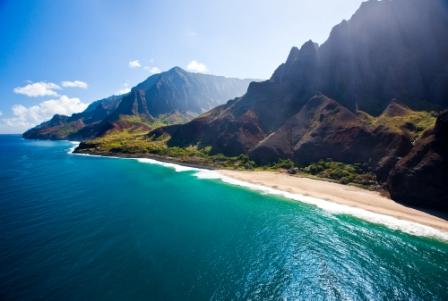 Vacances à Hawaii decouvrir la merveilleuse Napali Beach sa chatoyante eau bleue et son sable blanc un rêve rendu possible par routedhawaii.com