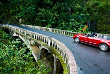 Voyage à Hawaii une voiture rouge sur Hana road un séjour organisée par routedhawaii.com