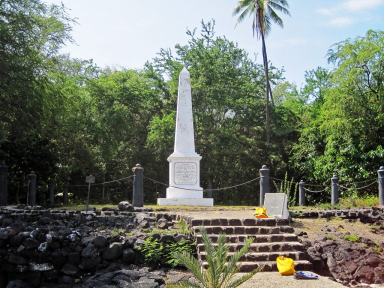 Visite du mémorial de James Cook lors d'un voyage à Hawaii
