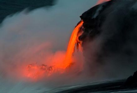 Séjour à Hawaii coulée de lave dans l'océan durant les vacances organisé par routedhawaii.com