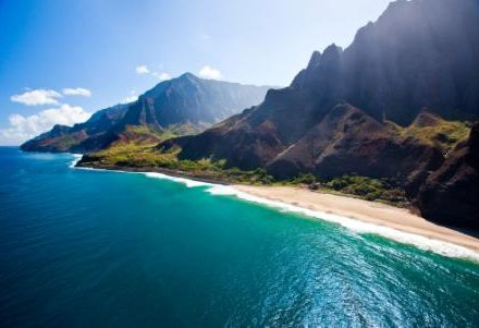 Vacances à Hawaii decouvrir la merveilleuse Napali Beach sa chatoyante eau bleue et son sable blanc un rêve rendu possible par routedhawaii.com