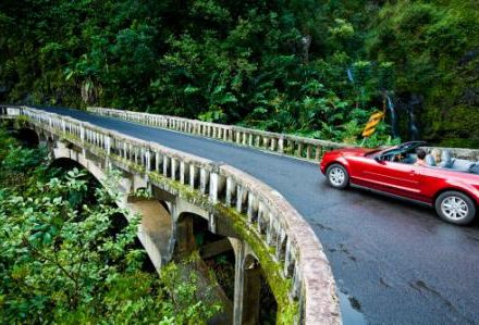 Voyage à Hawaii une voiture rouge sur Hana road un séjour organisée par routedhawaii.com