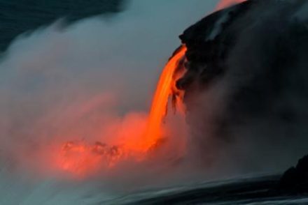 Vacances à Hawaii regarder la lave des volcans couler pendant notre séjour organisé par routedhawaii.com